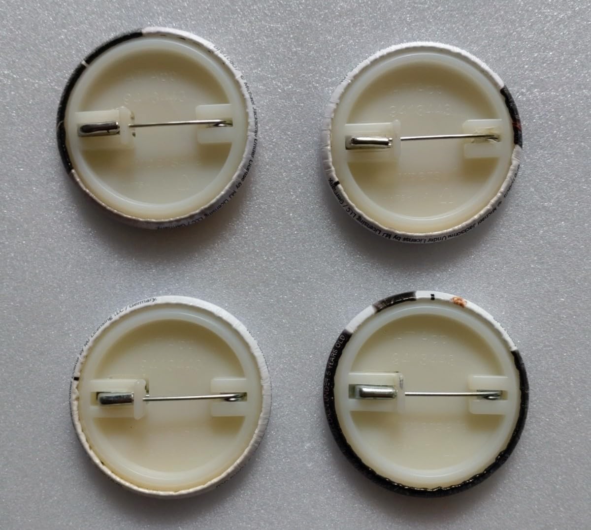 Michael Jackson バッジセット 4個入り　4種類　まとめ売り Amazon.co.jp: マイケルジャクソン バッジ 4個セット : おもちゃ